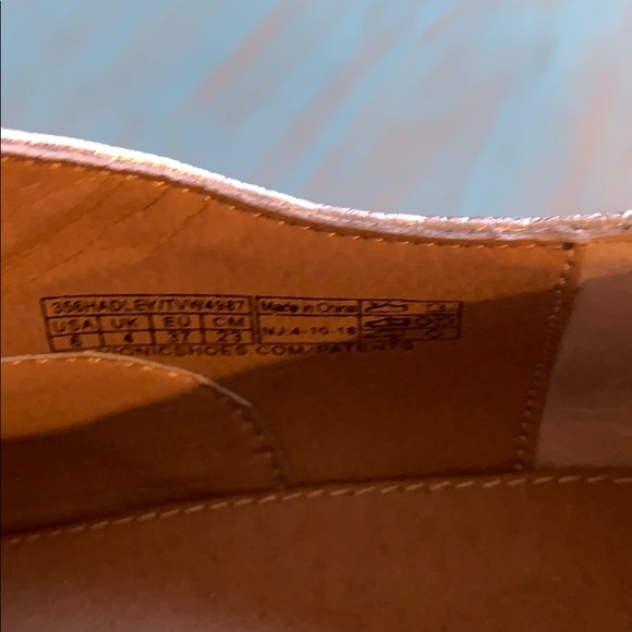 Vionic, size 6 silver oxfords. Perfect condition! - Picture 5 of 7